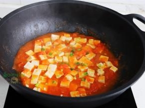 放盐、干贝鲜汁，翻炒均匀。酸酸甜甜，拌饭拌面，太好吃了。干贝汁，让汤更鲜，味道更清香。不喜欢吃干贝，就可以不放，只要爆炒白砂糖即可。