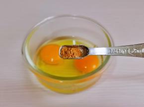 鸡蛋磕碗里，加十三香，不喜欢也可以不加。