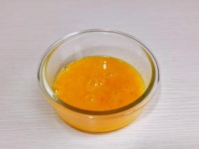 用筷子打散备用。