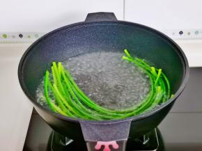 蒜苔洗净焯水，水烧开加盐，滴几滴油，下蒜苔大火煮1分钟捞出过冷水。