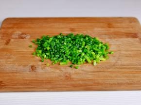 沥干水分后再切丁。