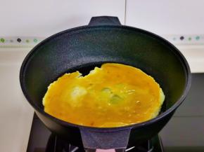 起油锅，倒入蛋液小火煎。