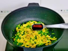 加入一勺酱油。