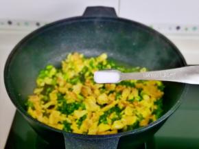 按个人口味加入盐，再加入半碗纯净水。