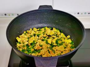 大火快速翻炒即可关火。