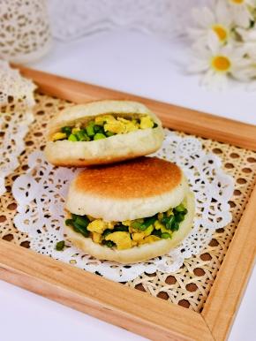 一口气吃两个。