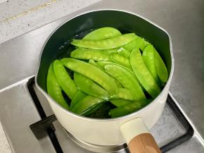 锅中烧开水，放一小勺盐和食用油，这样可以减少营养流失，下荷兰豆焯烫30秒。