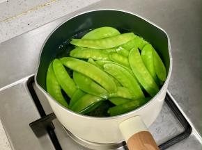 锅中烧开水，放一小勺盐和食用油，这样可以减少营养流失，下荷兰豆焯烫30秒。