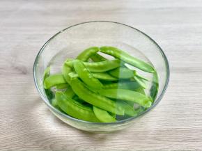 把荷兰豆从沸水中捞出，迅速放入凉水，这样能让荷兰豆的颜色更翠绿。