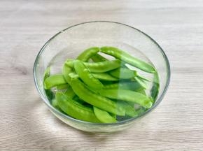 把荷兰豆从沸水中捞出，迅速放入凉水，这样能让荷兰豆的颜色更翠绿。