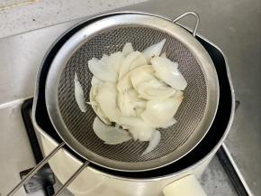 把百合下沸水焯烫5秒后捞出沥水，可以去掉百合的苦味；