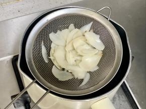 把百合下沸水焯烫5秒后捞出沥水，可以去掉百合的苦味；