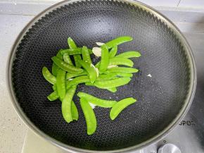 先下荷兰豆翻炒片刻；