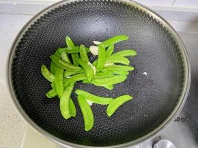 先下荷兰豆翻炒片刻；