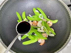 加1勺生抽，翻炒均匀即可出锅。