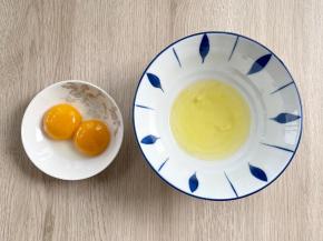 把两个鸡蛋的蛋黄和蛋清分离，这里就用到蛋清