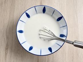 把牛奶加入蛋清中，拌匀