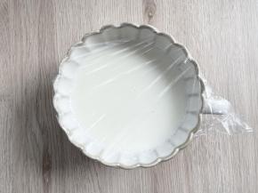 碗上盖上保鲜膜，扎几个小孔方便透气