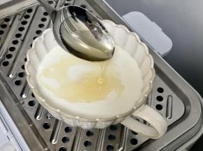 开盖后淋上蜂蜜