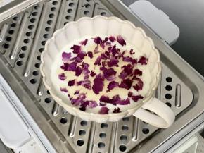 撒上玫瑰花瓣，焖3分钟即可食用