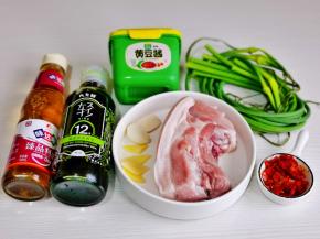 准备食材，大蒜去皮，姜去皮切片。