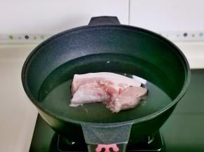 五花肉洗净冷水下锅。