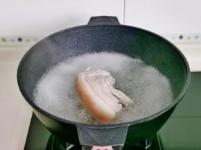 烧开后翻面煮，可以适当多煮一会。