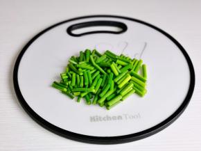 蒜苔洗净切段。