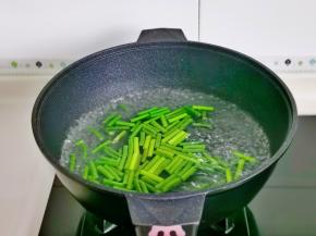 锅中水烧开下蒜苔，大火煮30秒捞出过冷水。
