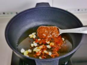 起油锅，加入姜，蒜，辣椒碎炒香，再加入豆瓣酱翻炒。