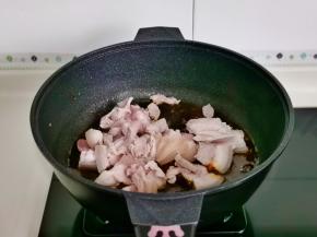 加入切好的肉片小火翻炒。