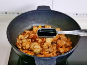 加入酱油，十三香，翻炒均匀。