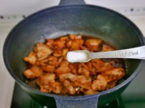 肉片炒至略焦，再按个人口味加入盐翻炒。