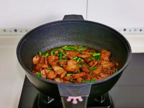 快速翻炒即可关火。