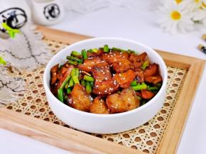 盛出装盘撒上熟白芝麻。