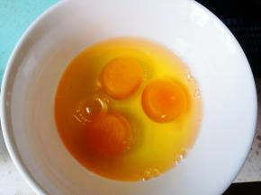 将鸡蛋磕入碗里