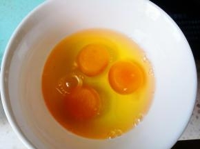 将鸡蛋磕入碗里