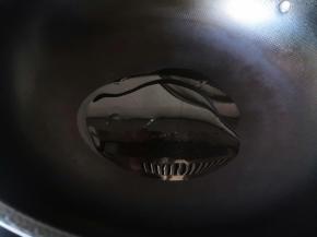 锅里加适量食用油，开中火