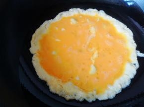 油热后倒入鸡蛋