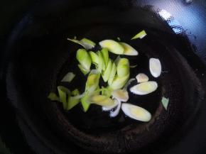 锅里放适量食用油，开中火烧热，将大蒜放入锅里煸炒均匀