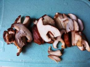 将香菇剪掉菇脚末端，切片