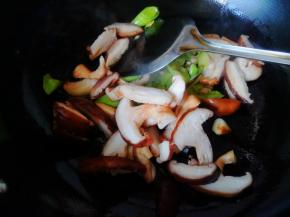 放入锅里，翻炒均匀