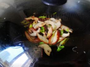 盖上锅盖，小火焖熟