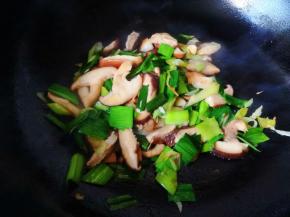 放入锅里，翻炒均匀