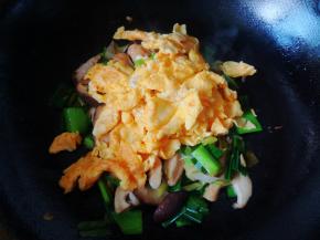 倒入事先炒好的鸡蛋，翻炒均匀