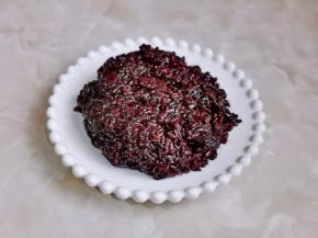 煮好的饭盛出晾凉，再团成饭团。