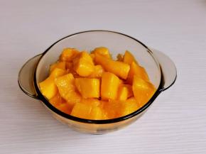 芒果洗净去皮，一半切小块。