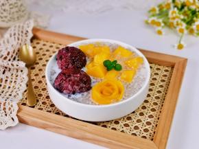 把饭团，西米，芒果，玫瑰花放入碗中，加入椰汁就好啦！