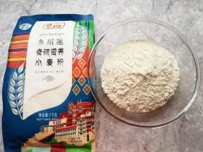 准备好金龙鱼多用途青稞苦荞小麦粉。 
