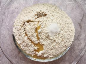 加入盐和食用油混合均匀。 